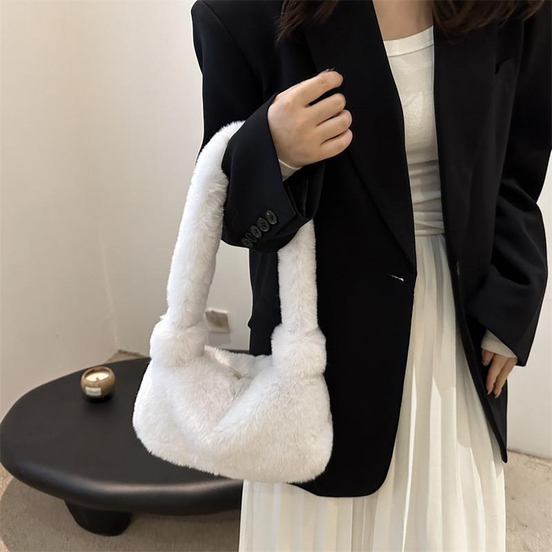 Trendy Soft Plush Shoulder Tote Bag For Women Ideal For Everyday Fashion And Casual Use
