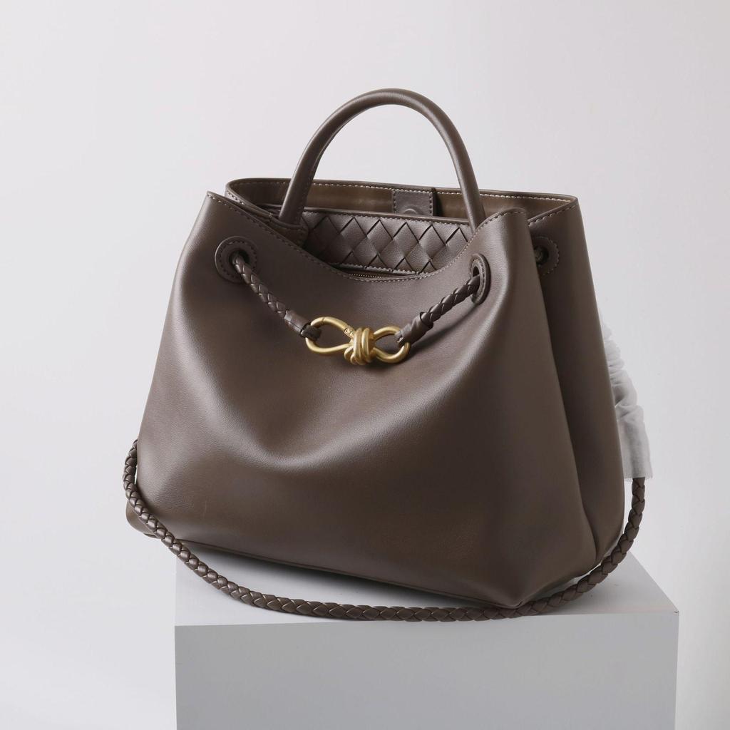 2025 Kabelka z pravé kůže: Vysoce kvalitní hovězí kůže, kovová provazová přezka, všestranná taška přes rameno