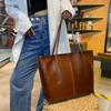 Women's High-End Genuine Leather Tote: Fashionable, Versatile Shoulder Bag with Oil Wax Finish, Large Capacity, and Underarm Style.