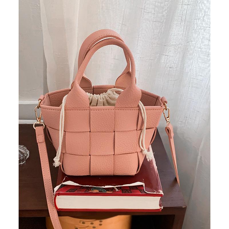 Korean woven portable bucket bag women's 2025 summer new simple versatile vegetable basket shoulder messenger bag