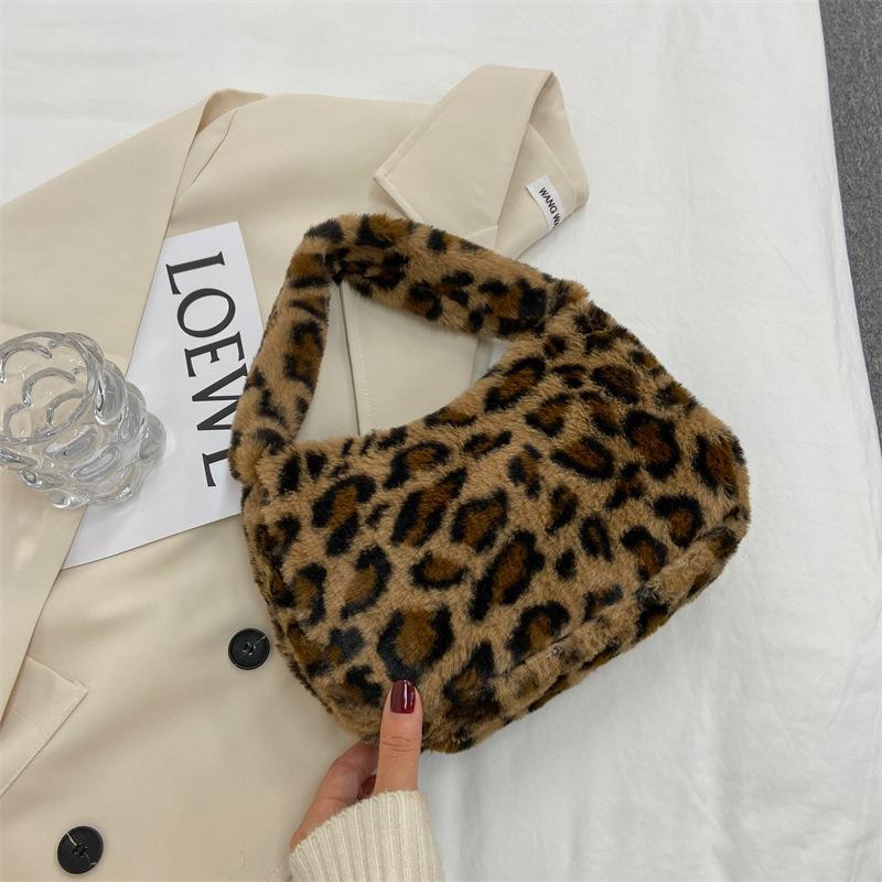 This Year's Popular Handbag Autumn New Fashion Personalized Shoulder Bag Casual Retro Plush Underarm Bag