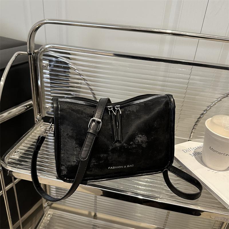 

Simple matte solid color large-capacity shoulder bag women s versatile temperament light luxury commuting advanced texture popular messenger bag чёрный