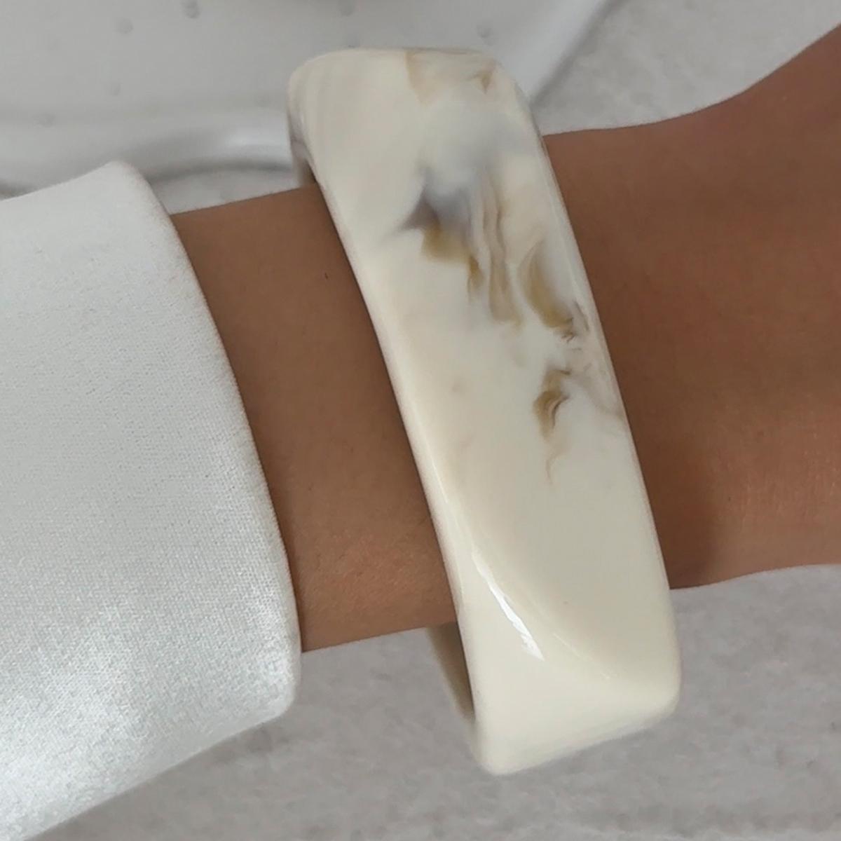

Ingemark 3 Styles Elegant Beige Resin Bangle for Women on Hand New Fashion Statement Boho Charm Bracelets Daily Jewelry Gift
