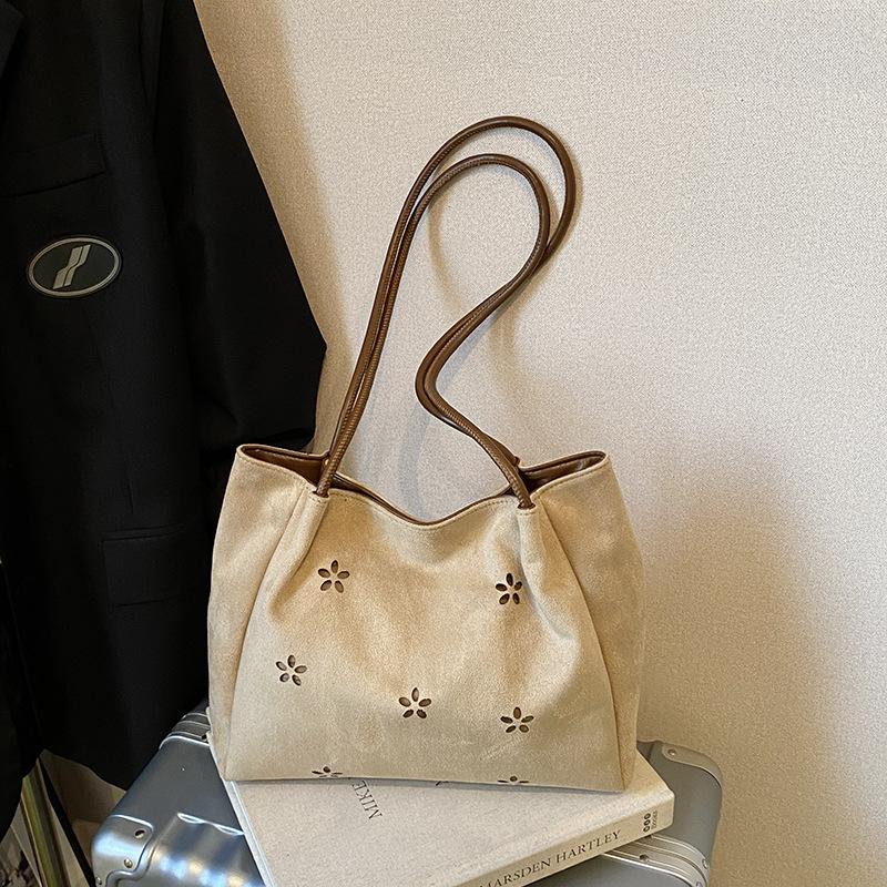 

Замшевая сумка женская 2025 новая высококлассная ретро сумка подмышку сумка-тоут для поездок на работу большая вместительная сумка на плечо хаки