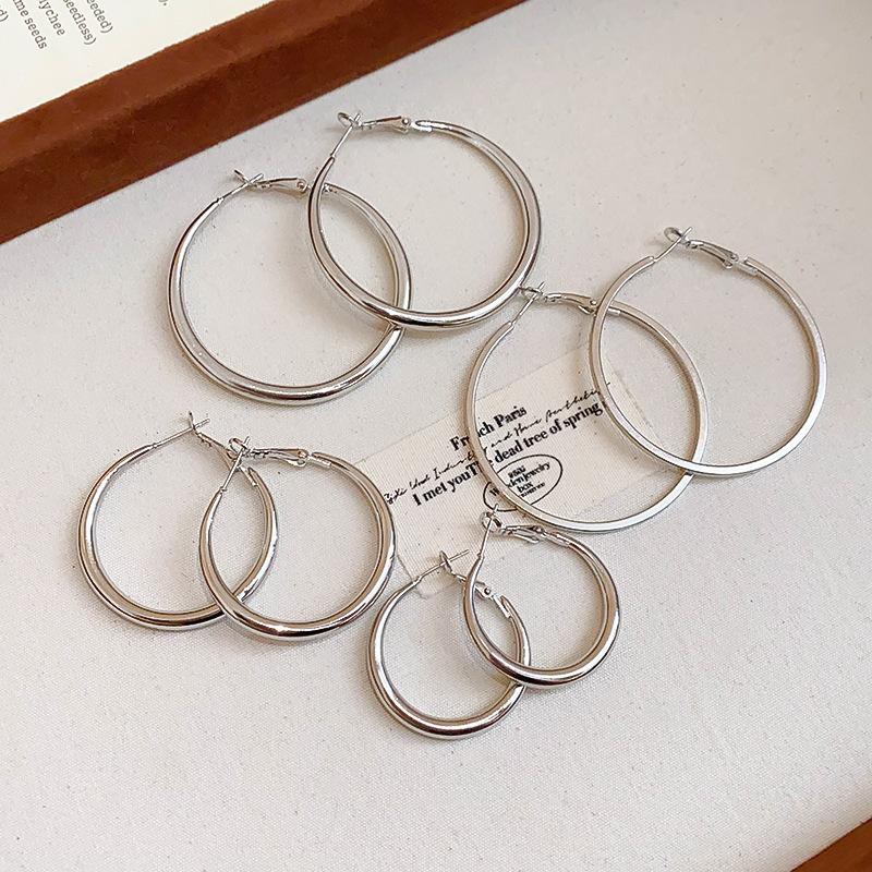Fashion geometric round earrings French simple metal plain earrings temperament advanced sense light luxury earrings women