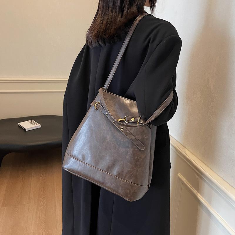 2025 autumn and winter new personalized retro smudge high-end sense one pack multi-back deformation bucket backpack messenger bag tide