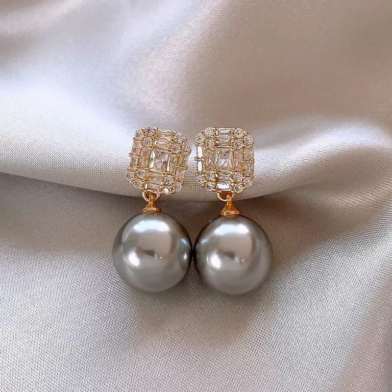 Elegant French Retro Pearl Stud Earrings for Women - High-End Fashion Ear Ornaments