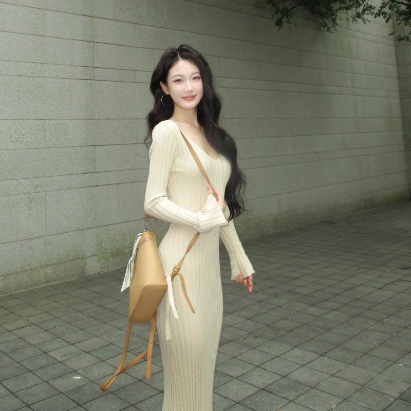 Gentle V-neck Pit Strip Knitted Dress Autumn New High-end Temperament Slim-fitting Inner Hip-wrapped Dress