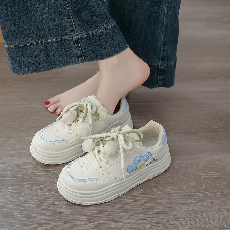 Été 2025 nouvelles fleurs petites chaussures blanches jupe pour femmes chaussures en maille populaires chaussures en maille respirantes chaussures décontractées chaussures de sport
