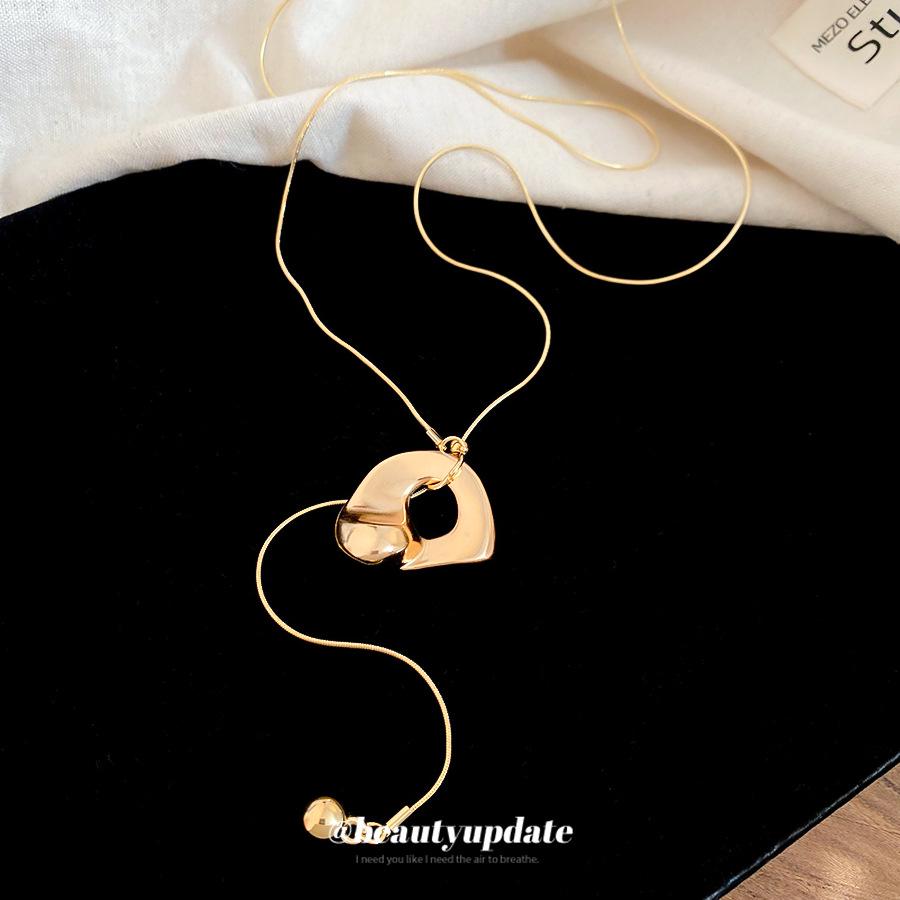 European and American Geometric Pendant Necklace - Elegant, Versatile, High-End Sweater Chain for Women