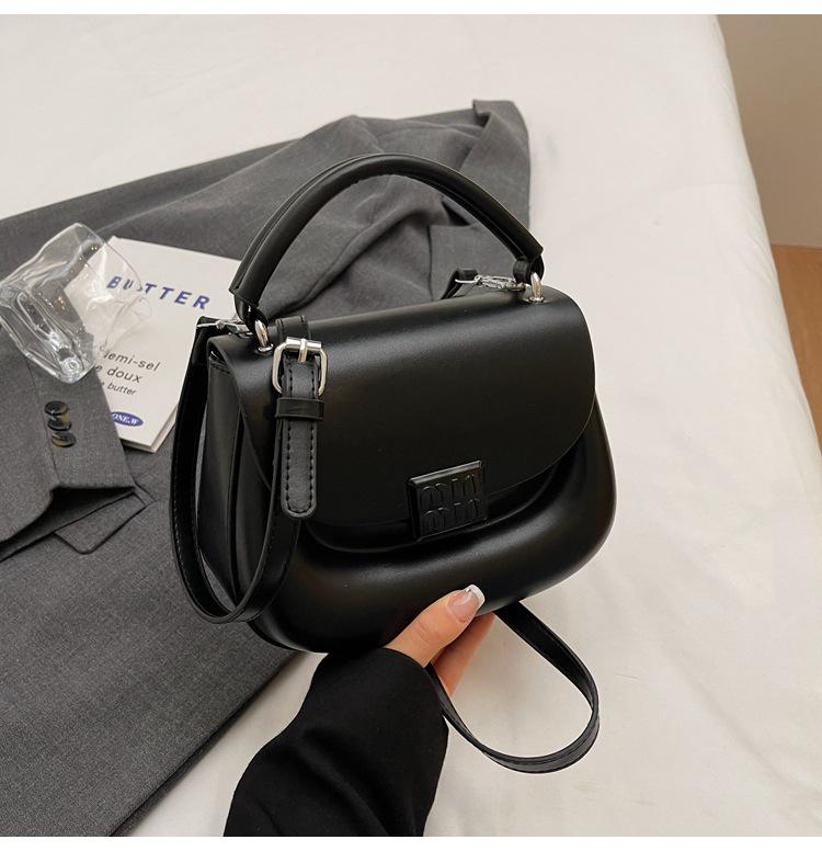 

Trendy Women s Minimalist Saddle Bag: Versatile Crossbody Shoulder Bag