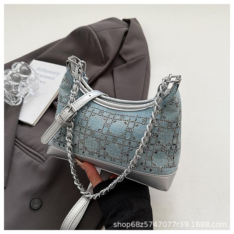 Новая ретро джинсовая сумка 2025 года, высококлассная сумка-багет под мышкой в зарубежном стиле, модная сумка-мессенджер на цепочке с заклепками