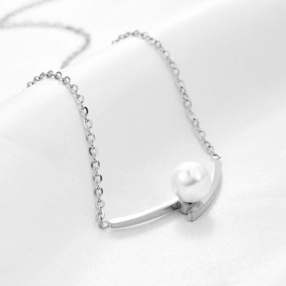European & American Titanium Steel Clavicle Chain: Light Luxury Pearl Necklace with Irregular Intersection