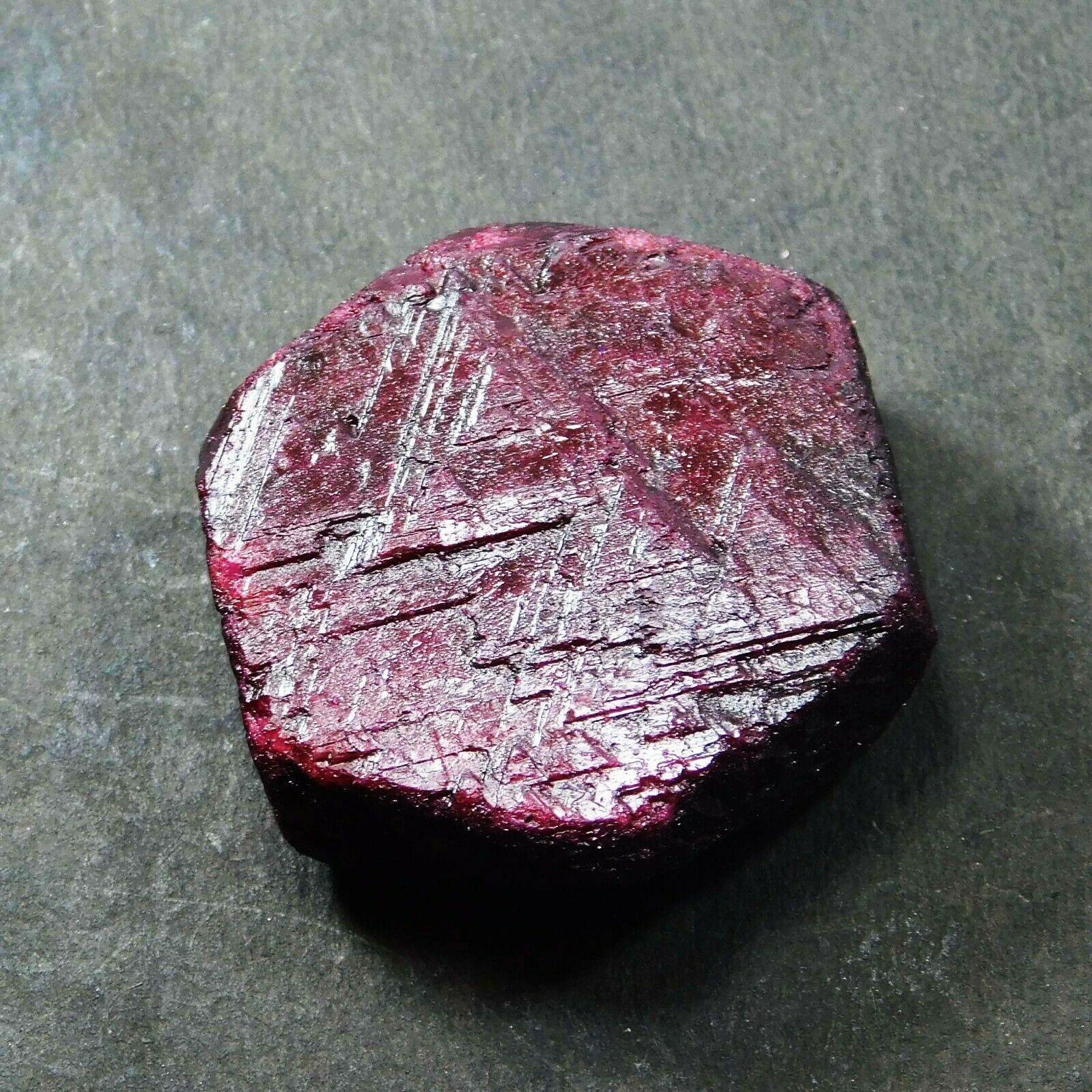 Dabīgs sarkans rubīns, brīvs dārgakmens, neapstrādāts