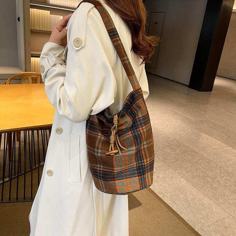 Autumn and winter woolen plaid large bag women's 2025 new college feng shui bucket bag large capacity fashion one-shoulder crossbody bag