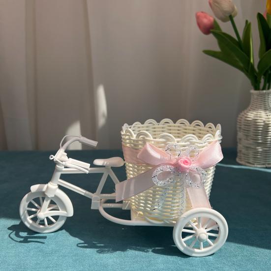 Kleiner Rattan-Blumenkorb Dreirad Blumenhalter Korb Gewebter Aufbewahrungskorb für künstliche Blumen Heim-Desktop-Dekoration