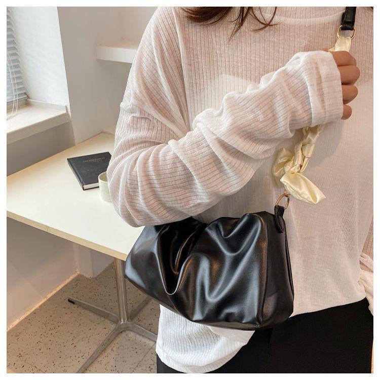 In Stock: Women's 2024 Summer Korean Fashion Pearl Chain Crossbody Bag