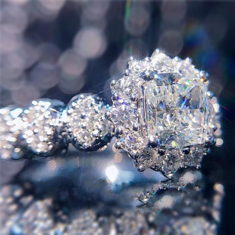 Cao Shiruili Flower-Shaped Ring: Zircon Diamond Ladies' Engagement Ring