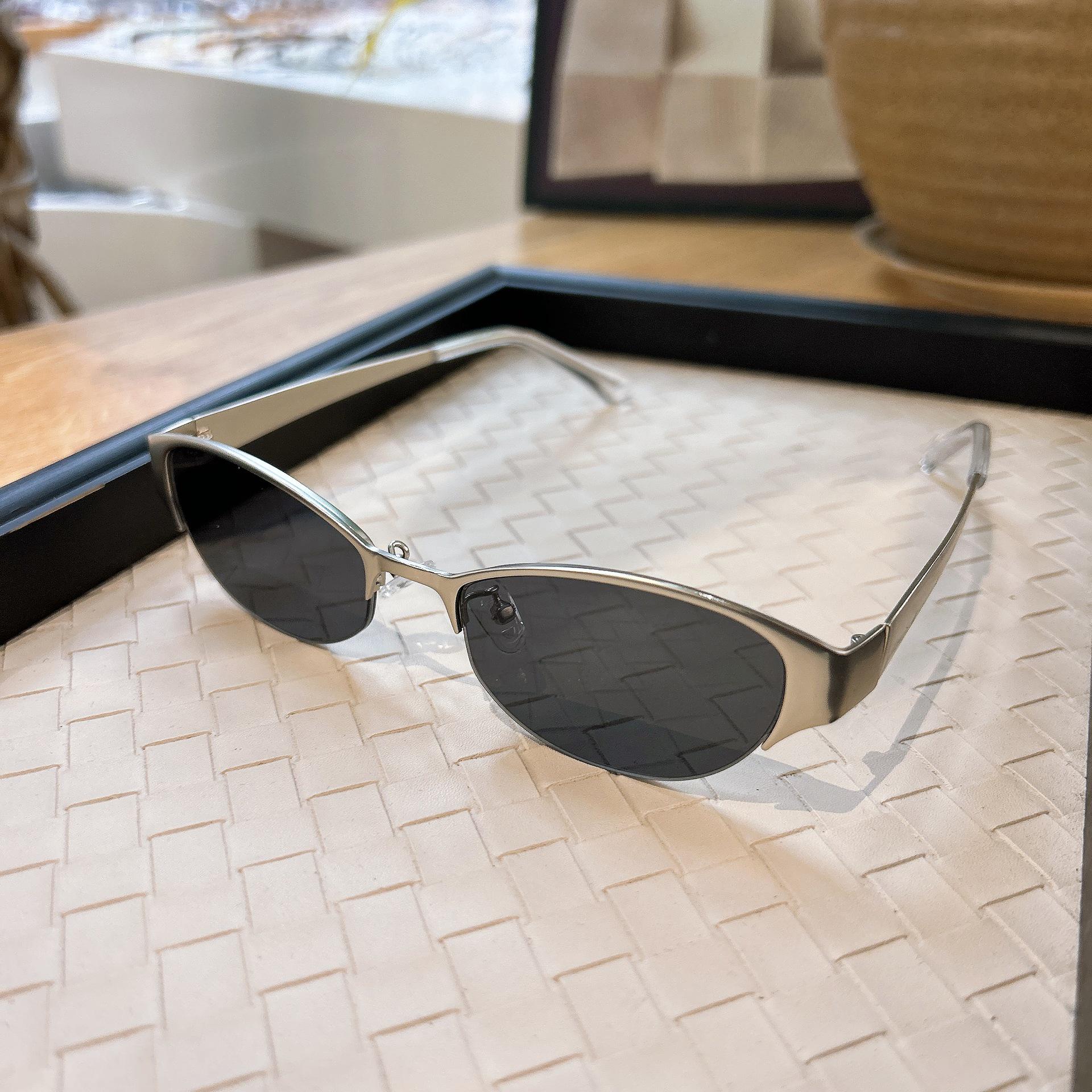 

Futuristic Metal Frame Cat Eye Sunglasses with UV Protection