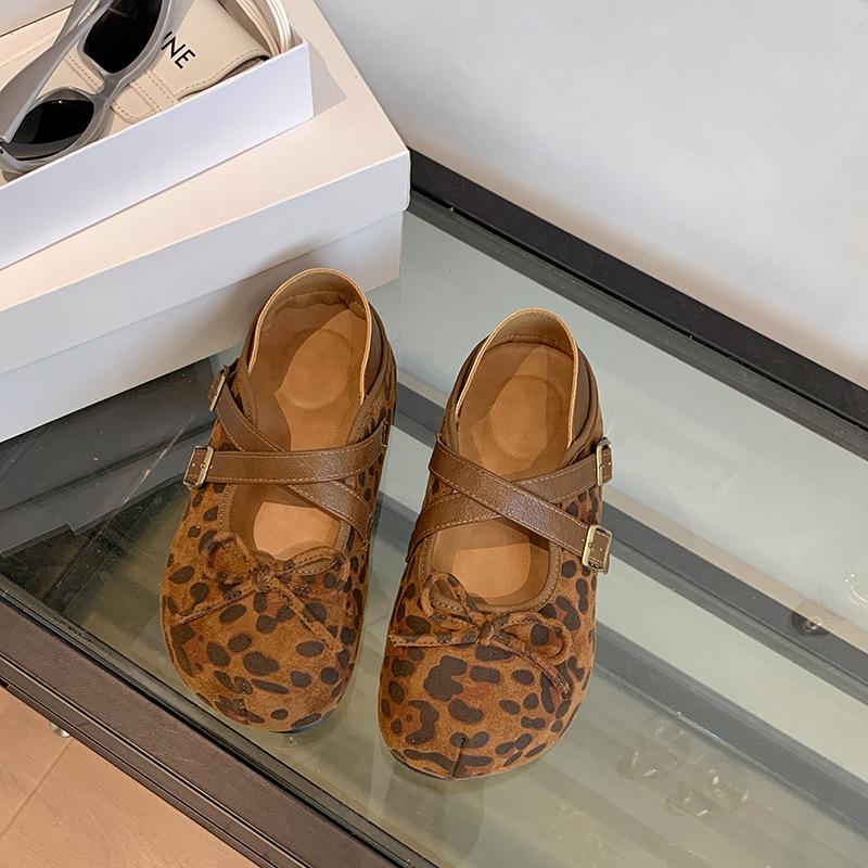 

Пряжка-одно слово с маленьким бантом в ароматном стиле нежные туфли 2025 года новые универсальные на плоской подошве с увеличением внутренней высоты туфли Мэри Джейн 40 цветной печати леопарда