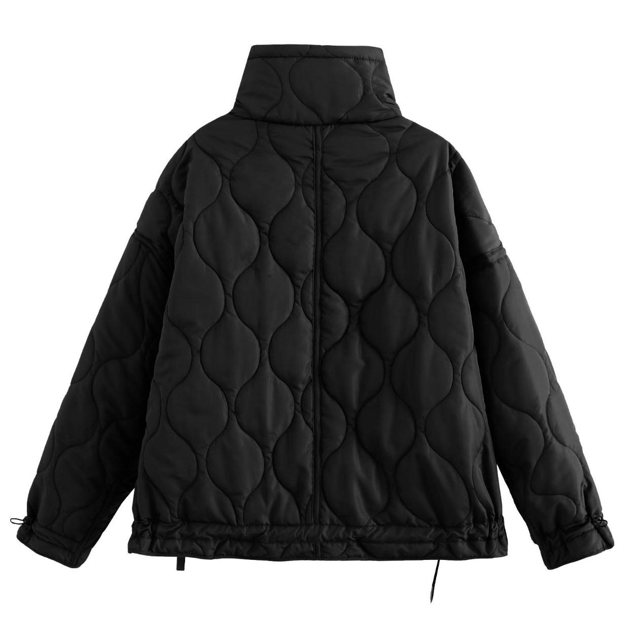 Женская хлопковая куртка в клетку с карманами и свободным воротником-стойкой — фото 4