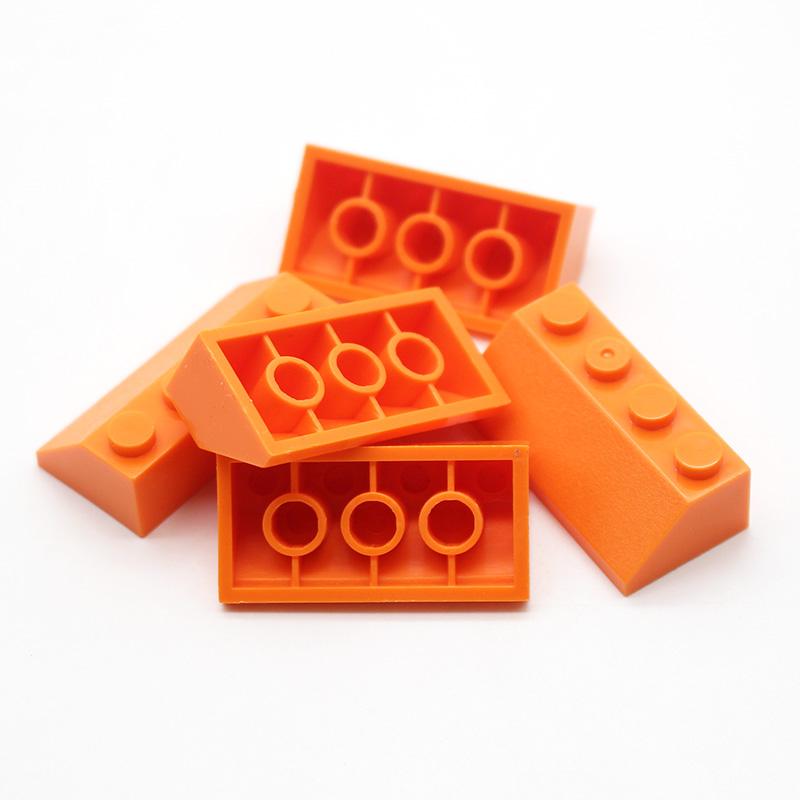 100 ks MOC Tehla Sklon 45 2x4 3037 DIY Vzdelávacia Stavebná Kocka Kompatibilná s Assembles Častice Hromadné Hračky