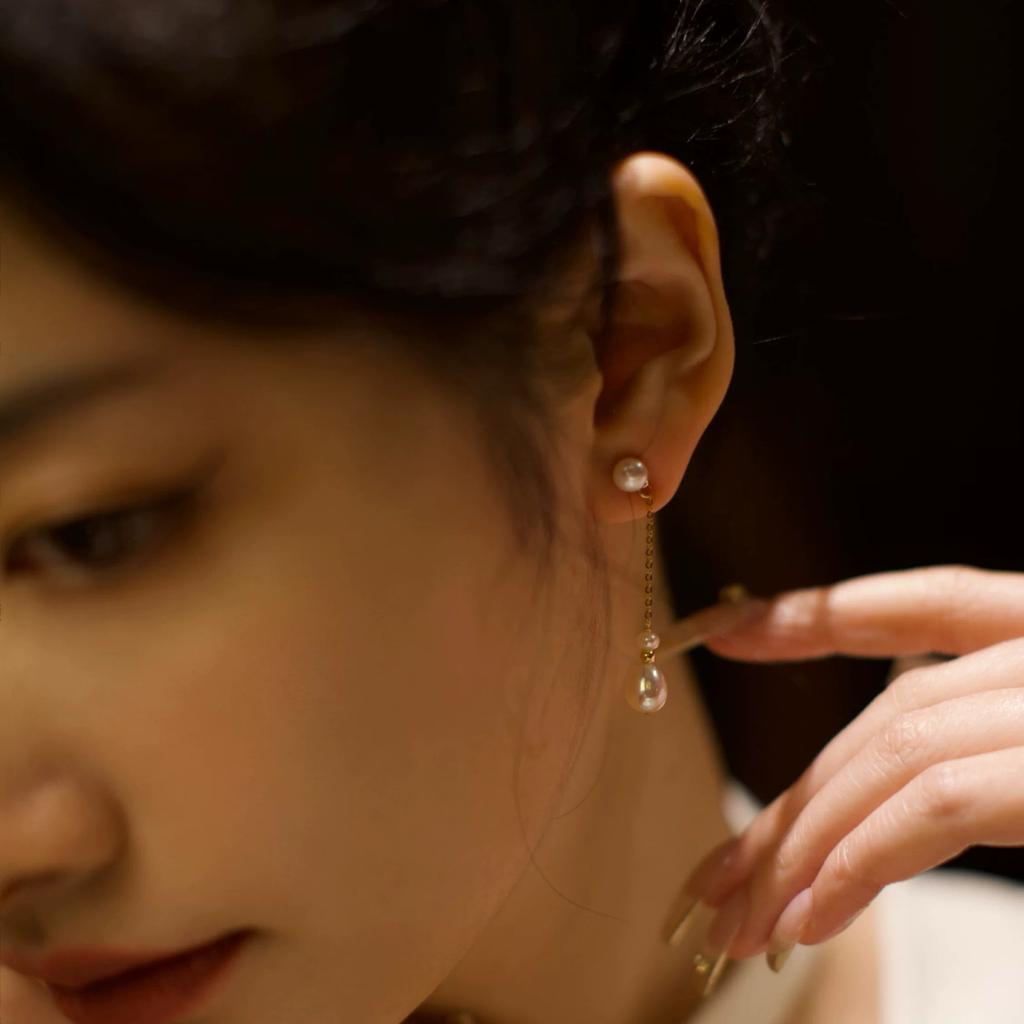 Girl's Love Delicate Small Light Bulb Natural Freshwater Pearl Versatile Earrings Long earrings that make your face look slimmer and enhance your