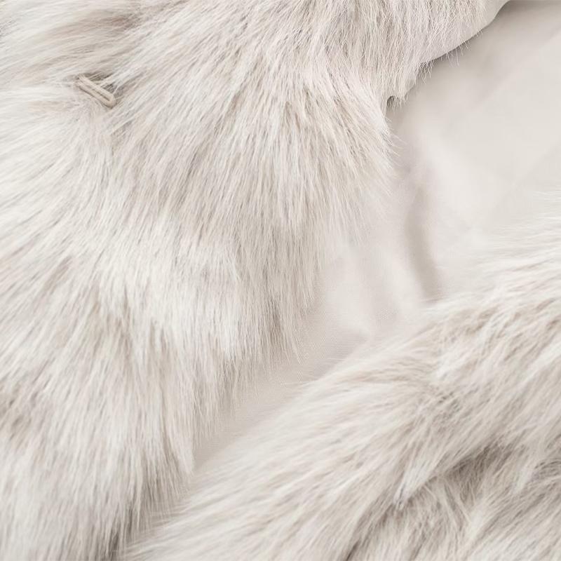 Осенне-зимнее женское теплое пальто средней длины из искусственного меха — фото 13