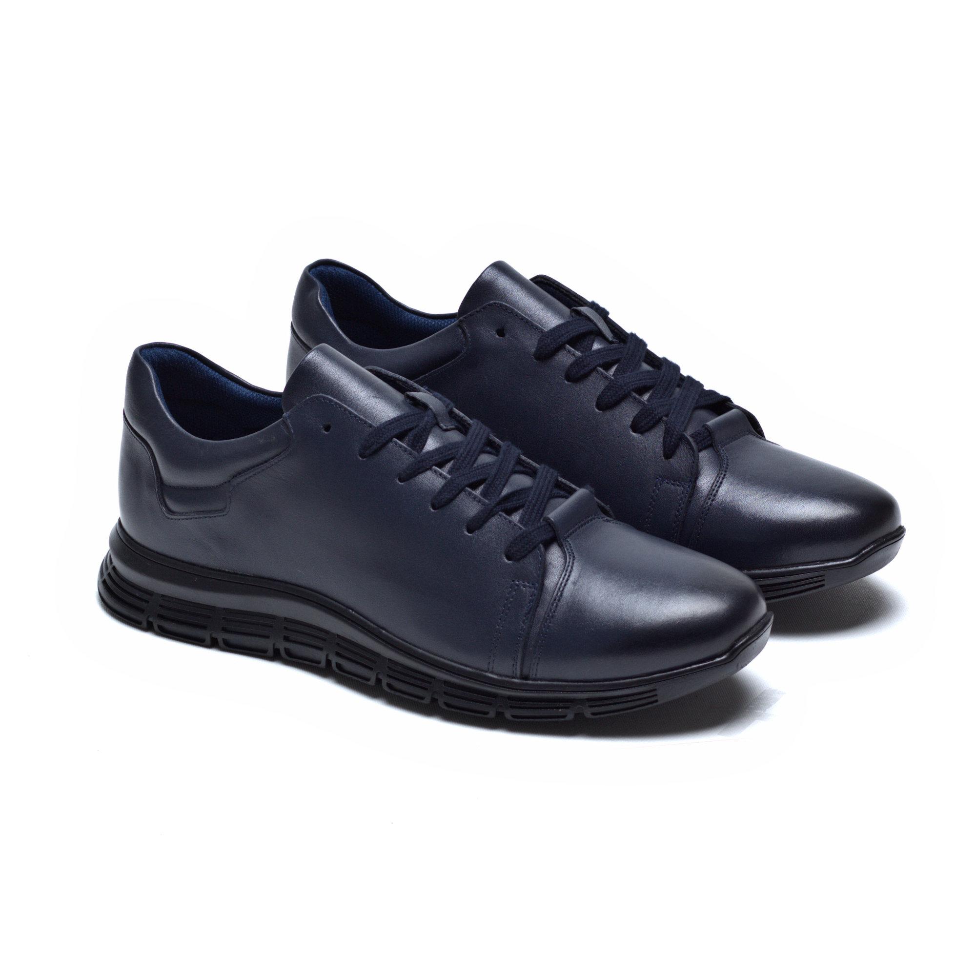 

Спортивные кроссовки на шнуровке и без шнуровки из натуральной телячьей кожи 42 темно-синий