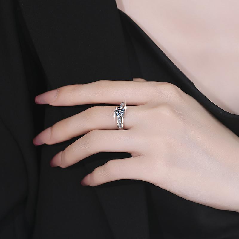 Classic Four Claw Jewelry S925 Sterling Silver 1ct Round Cut D Color VVs1 Moissanite Wedding Engagement Ring for Women Gift