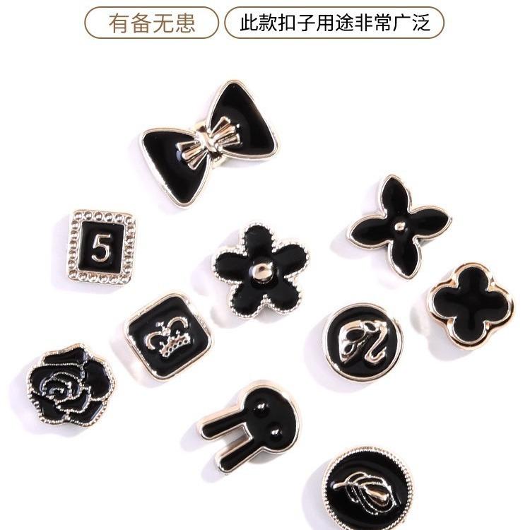 The Trouser Leg Shortening Artifact, The Trouser Leg Is Rolled Up And Attached, The Trouser Edge Is Fixed, The Invisible Hidden Button Is Closed