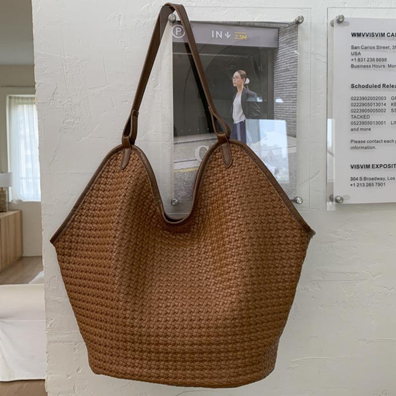 Niche woven bucket bag women's autumn large-capacity casual high-value commuting shoulder armpit bag