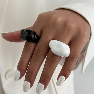 Anillo Minimalista Negro Blanco de Resina Acrílica KunJoe para Mujer Anillo de Dedo Geométrico Irregular Retro Joyería Otoño/Invierno