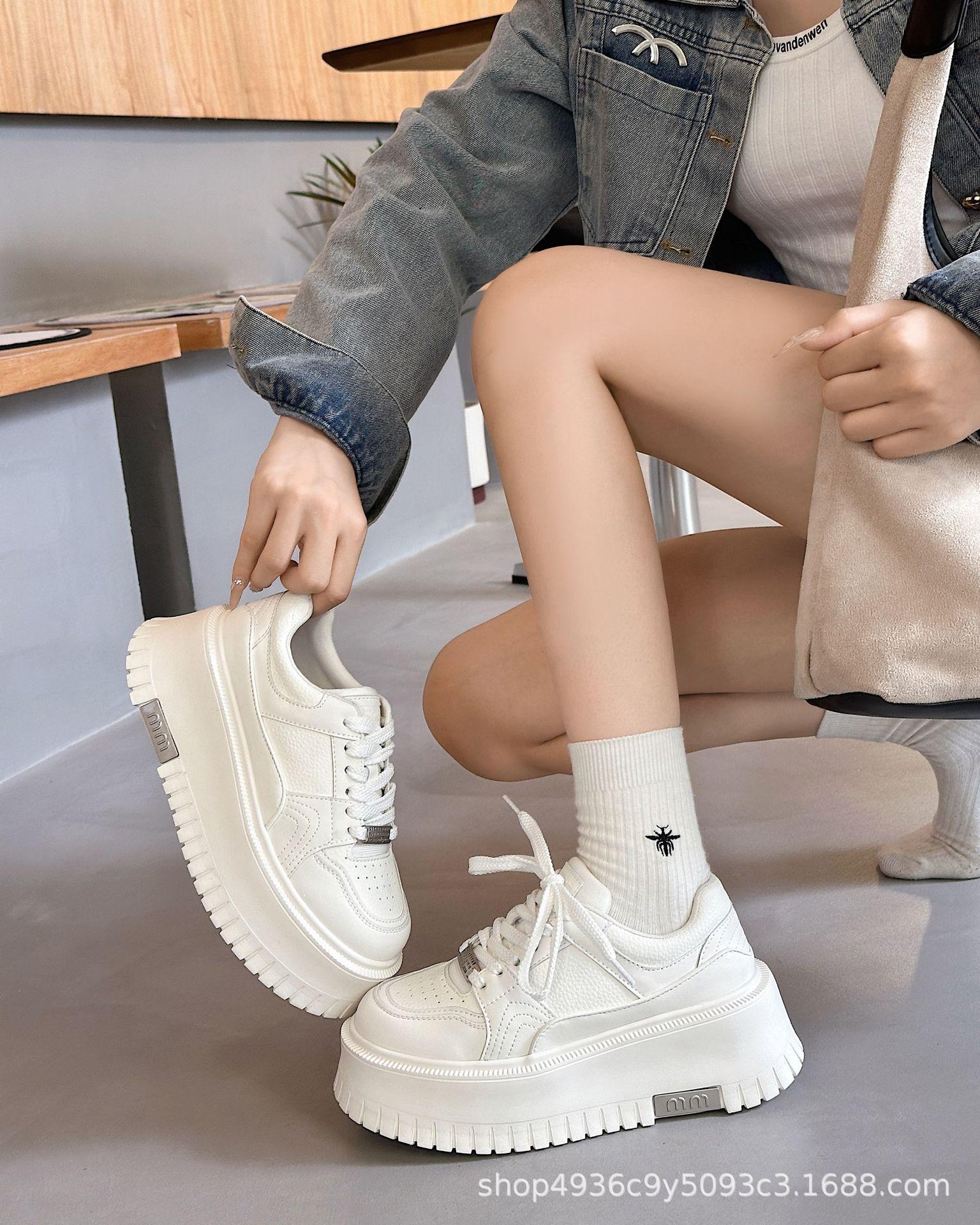 

Muffin platform leather little white shoes women s 2025 autumn new height increase versatile comfortable fashion casual sports shoes 36