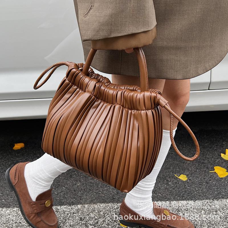 Premium sense hand bag women's 2025 new popular fashion commuter women's bag retro shoulder messenger bucket bag