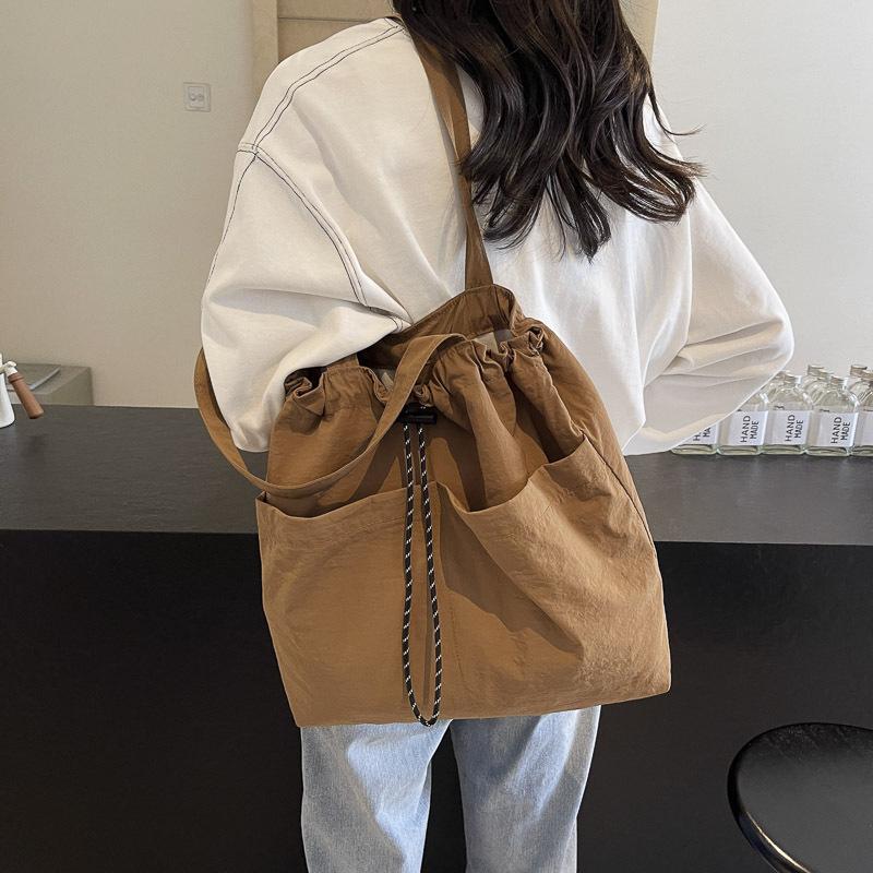 Женская сумка через плечо большой вместимости — фото 5