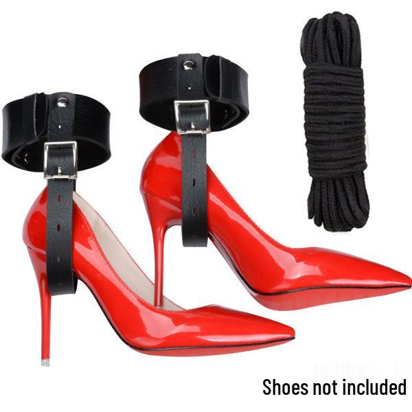 Flirt-Bondage-Set für Erwachsene: Hohe Absätze, Verriegelbare Riemen, Handschellen, Fußfesseln