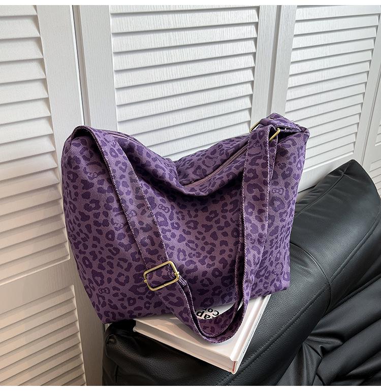 

Large-capacity versatile leopard print shoulder bag women s 2025 new niche design commuter messenger bag tote cloth bag