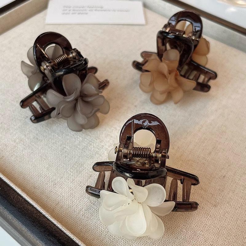 Exquisite Camellia Hair Clip: Elegant Shawl Accessory for Short Hair, Ideal for Stylish Half-Tie Looks and High-End Fashion.