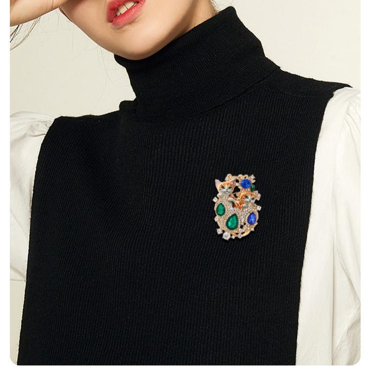 Retro dubbele kattenbroche bezet met diamanten, modieus en high-end, veelzijdig in lichte luxe, schattige diervriendelijke borstbloem, damesbroche