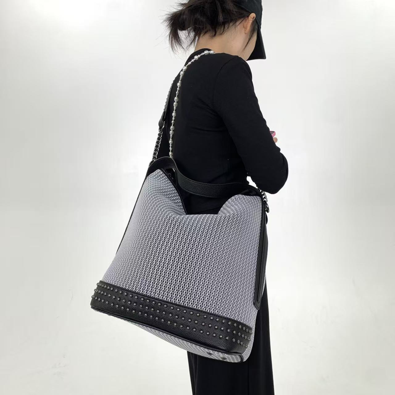 

Millennium Street Hot Girl Retro Shoulder Bag Rivet Street Personalized Cross Shoulder Handbag серебряный серый