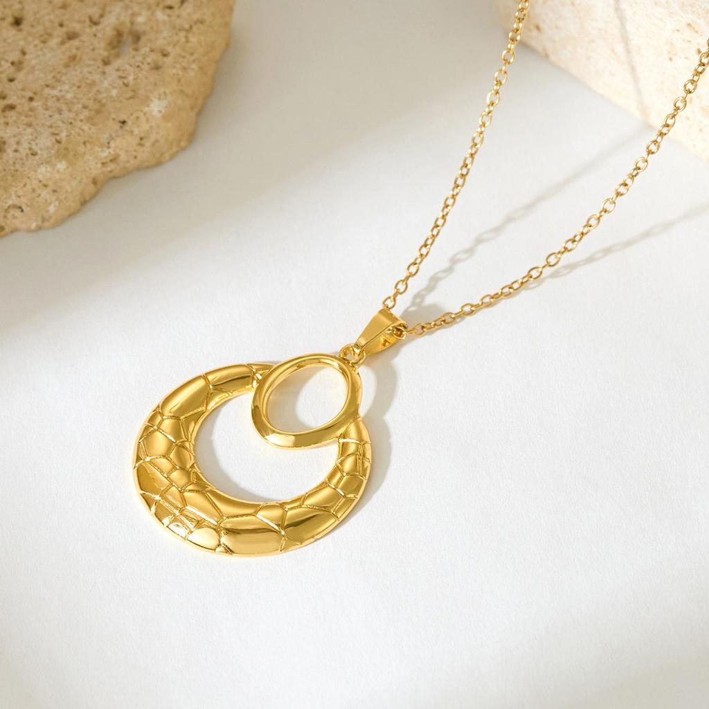 Women's French-Inspired Shell Necklace: Elegant Titanium Steel Clavicle Chain