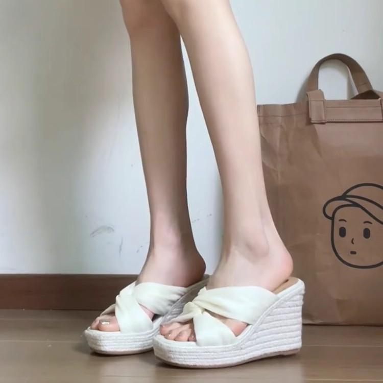 Medieval straw wedge heel shoes heightened platform slippers women's summer wear high heels cool slippers 2025 new beautiful sandals