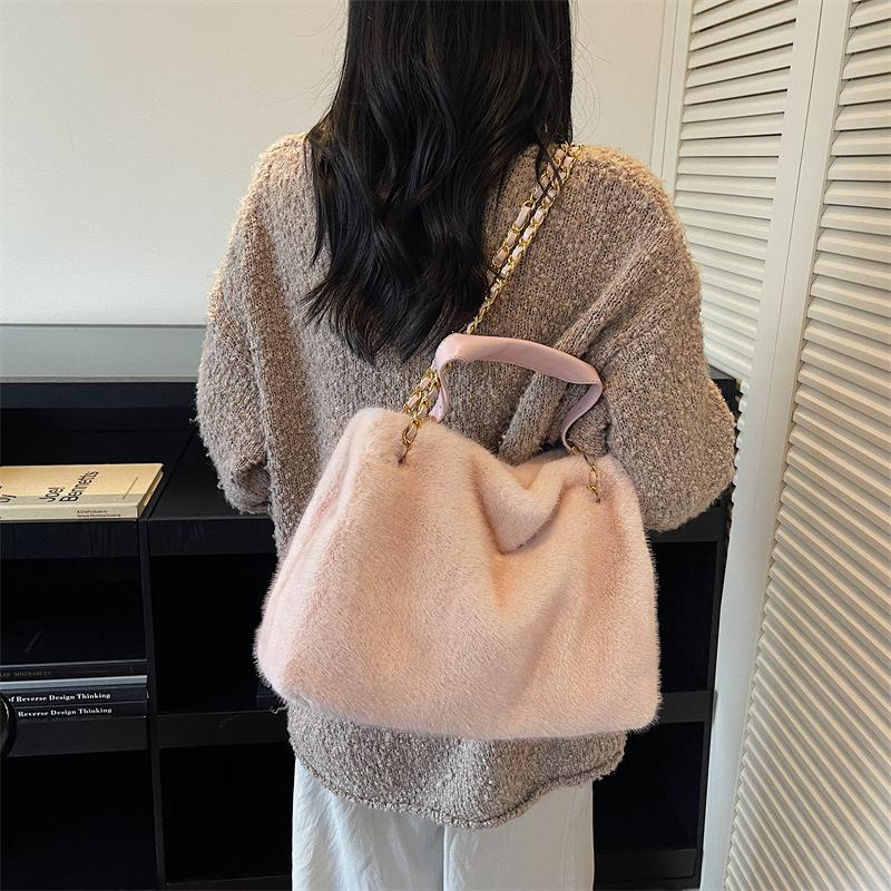 Autumn and winter fashionable versatile women's bags, hand-held fluffy bags, large-capacity shoulder bags, fluffy bags for women