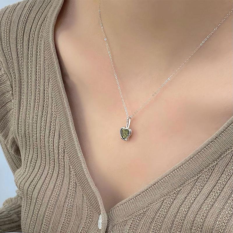 Bunte Diamant Liebeskette Irregulärer Herzförmiger Anhänger Nische High-End Schlüsselbeinkette Kalter Stil