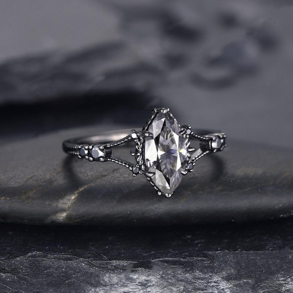 1Pc Plated Gun Black Ring, Retro Exaggerated Inlaid with Synthetic Zircon, Simple and Fashionable
