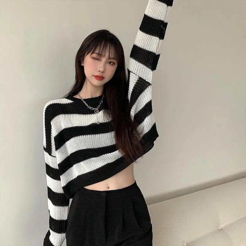 Módní zkrácený svetr Sexy topy Ženy Černý Bílý Svetr s pruhy Pletený Sueter Estetický korejský svetr s krátkým stahováním Y2K Goth