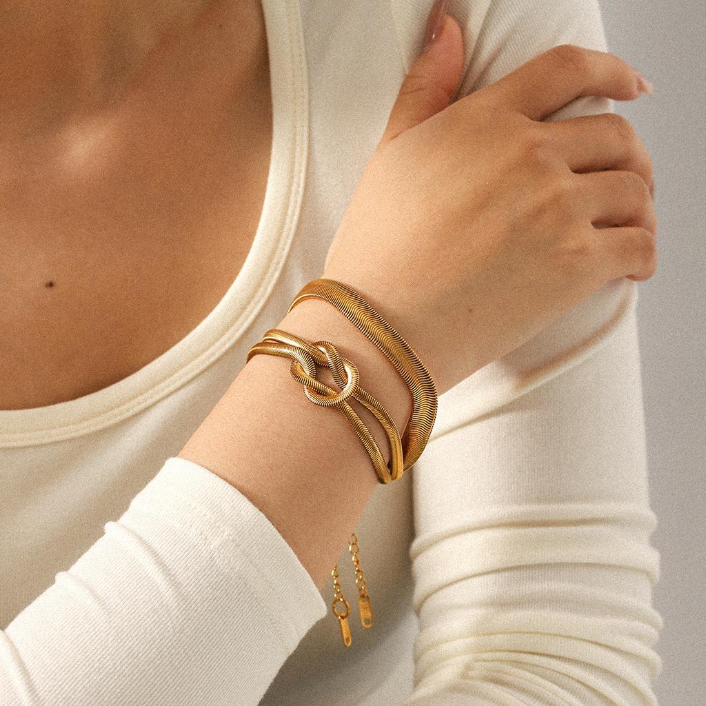 Exaggerated unique hand jewelry 18k gold snake chain bracelet for women, high-end knotted bracelet, Instagram style