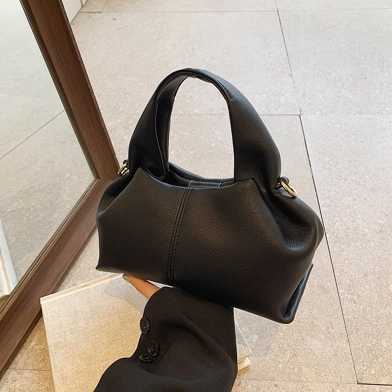 

Niche design fashionable handbag women s new trendy high-end shoulder messenger bag versatile commuter bag чорний