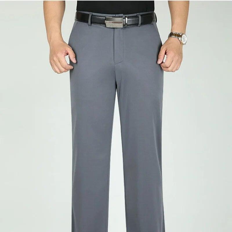 Bărbați subțiri de vârstă mijlocie, pantaloni de costum eleganti, ocazional, îmbrăcăminte de stradă, pantaloni largi, largi, drepti